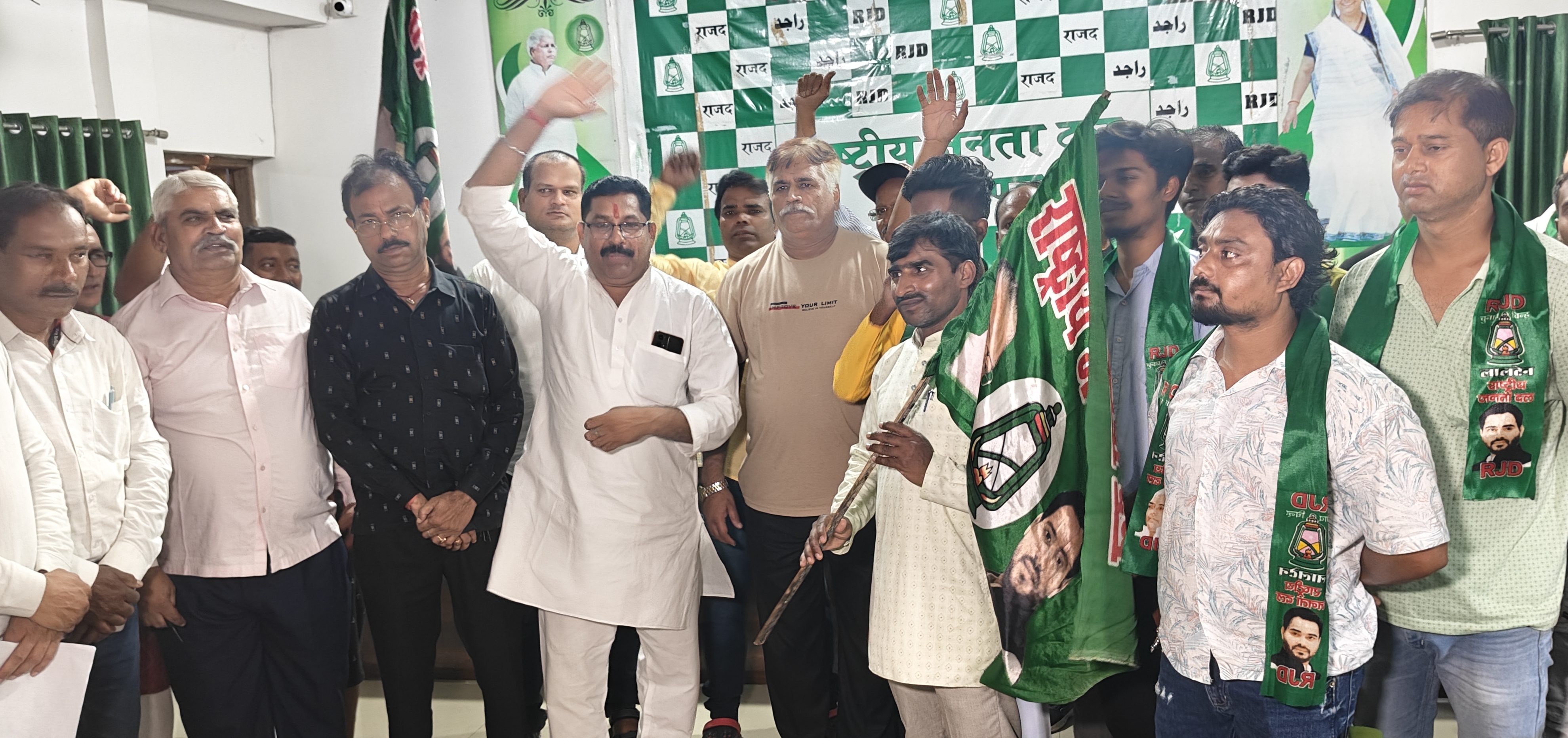 धर्मेंद्र महतो की चाल में फंसी बीजेपी  संतोष बोले : अब दिल लालू जी के साथ धड़कता है